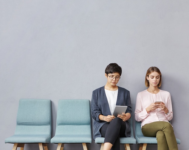 Jonge vrouwen die in wachtkamer zitten