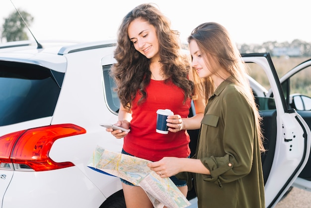 Gratis foto jonge vrouwen die manier met wegenkaart zoeken