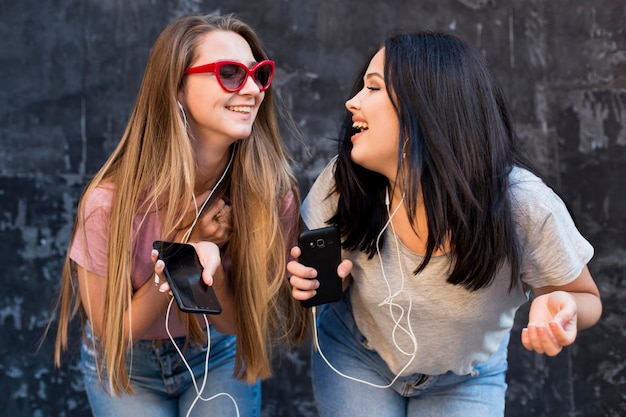 Jonge vrouwen die op een leuke manier poseren