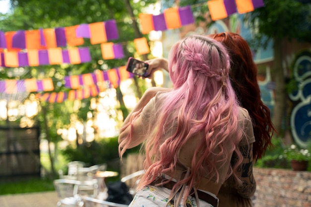 Jonge vrouwen die plezier hebben in de zomer