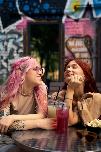 Gratis foto jonge vrouwen die plezier hebben in de zomer