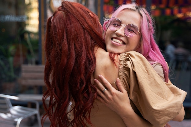 Jonge vrouwen die plezier hebben in de zomer