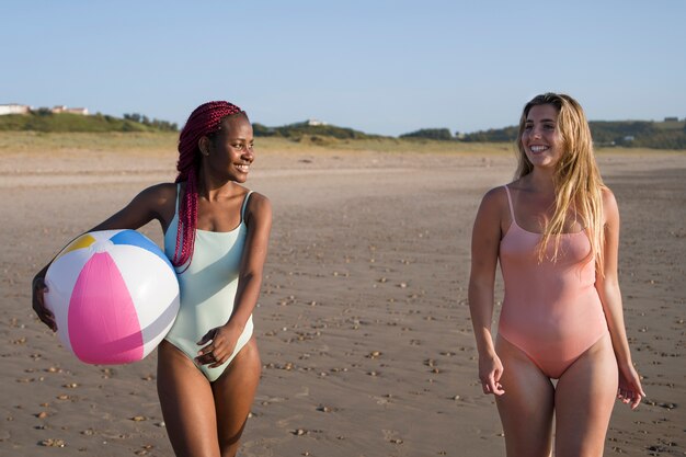 Jonge vrouwen die plezier hebben op het strand