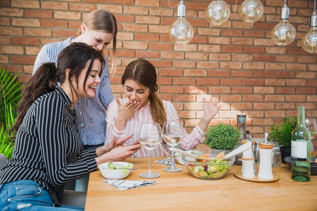 Jonge vrouwen die samen tijd doorbrengen