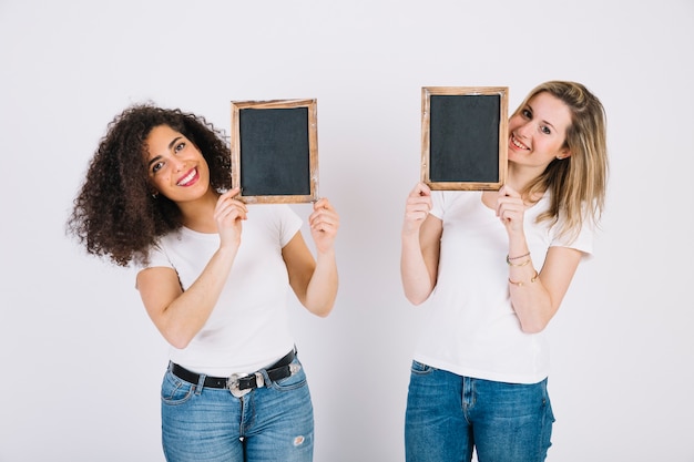 Jonge vrouwen die schoolborden demonstreren