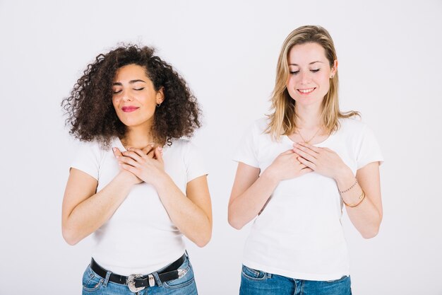 Jonge vrouwen die wensen maken