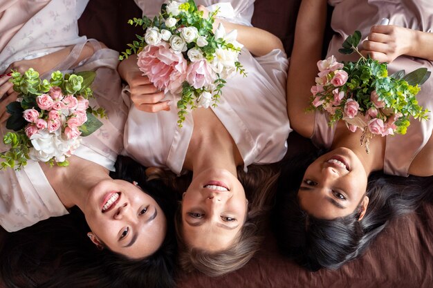 Jonge vrouwen genieten van vrijgezellenfeest