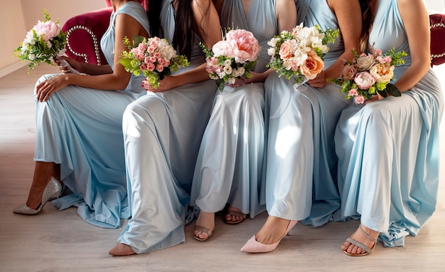 Gratis foto jonge vrouwen genieten van vrijgezellenfeest