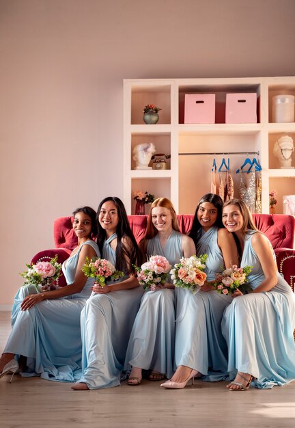 Jonge vrouwen genieten van vrijgezellenfeest