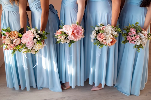 Jonge vrouwen genieten van vrijgezellenfeest