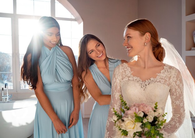 Jonge vrouwen genieten van vrijgezellenfeest