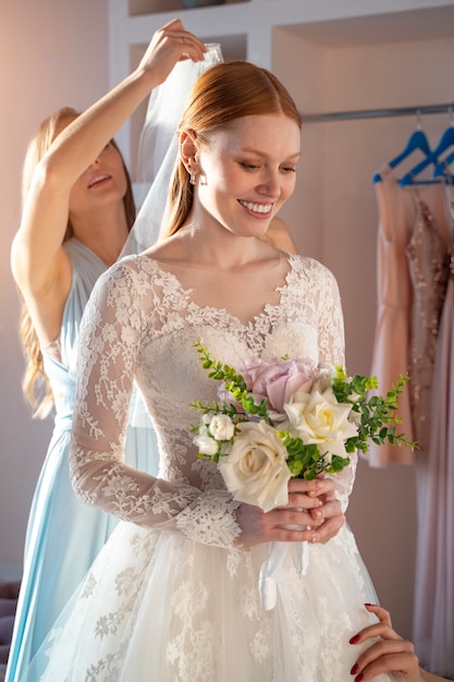 Jonge vrouwen genieten van vrijgezellenfeest