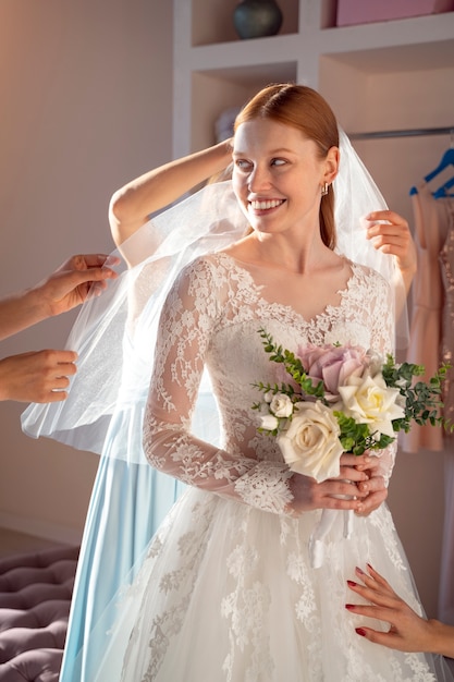 Jonge vrouwen genieten van vrijgezellenfeest