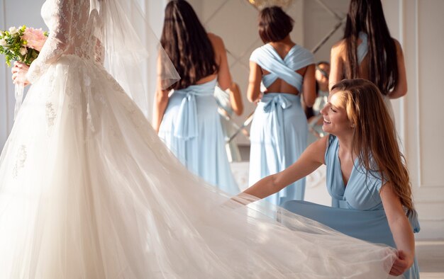 Jonge vrouwen genieten van vrijgezellenfeest