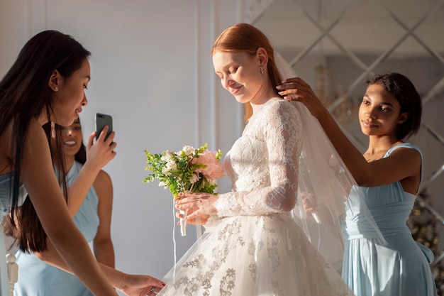 Jonge vrouwen genieten van vrijgezellenfeest