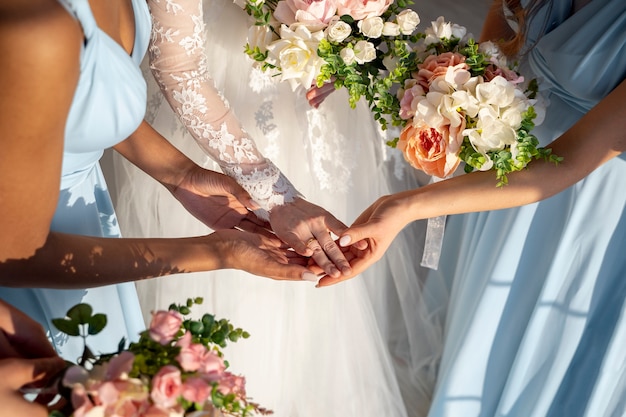 Gratis foto jonge vrouwen genieten van vrijgezellenfeest