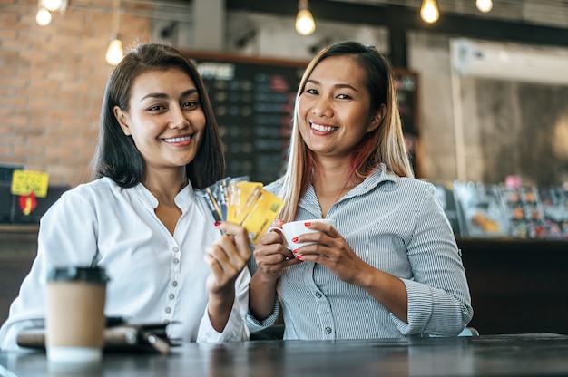 Jonge vrouwen genieten van winkelen met creditcards.