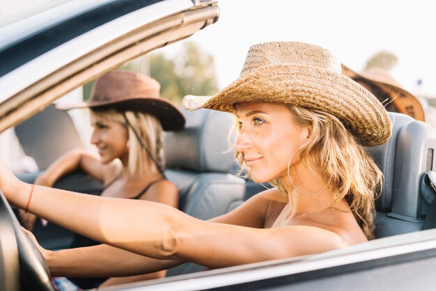 Jonge vrouwen in de auto