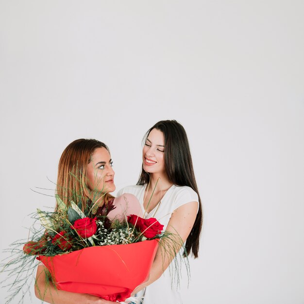 Jonge vrouwen koppelen met bloemen