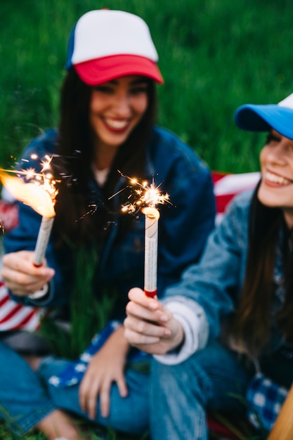 Gratis foto jonge vrouwen lachen in het park op 4 juli