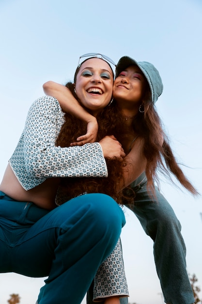 Gratis foto jonge vrouwen met een lage hoek die samen poseren