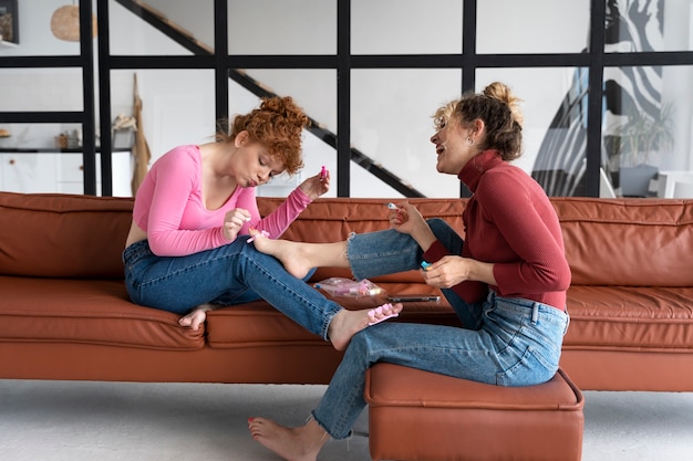 Jonge vrouwen met een rommelig knotkapsel hebben plezier