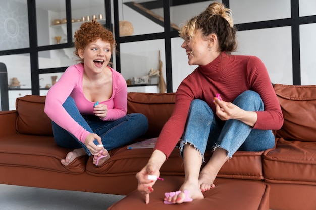 Jonge vrouwen met een rommelig knotkapsel hebben plezier