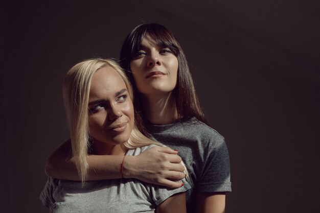 Jonge vrouwen met shirt op de muur