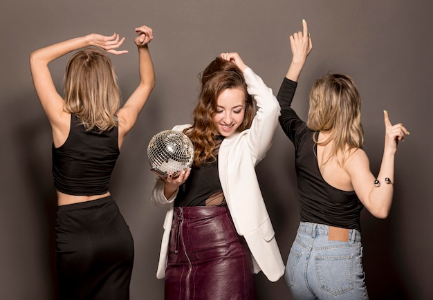 Gratis foto jonge vrouwen op partij dansen