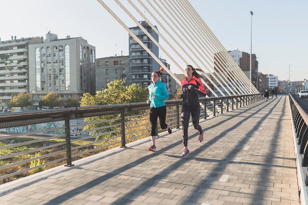 Jonge vrouwen samen trainen