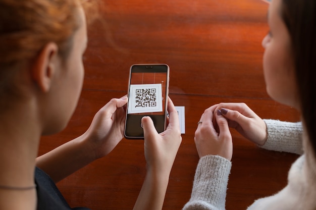 Jonge vrouwen scannen qr-code