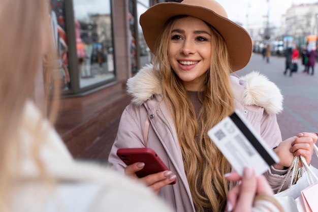 Gratis foto jonge vrouwen winkelen in de stad