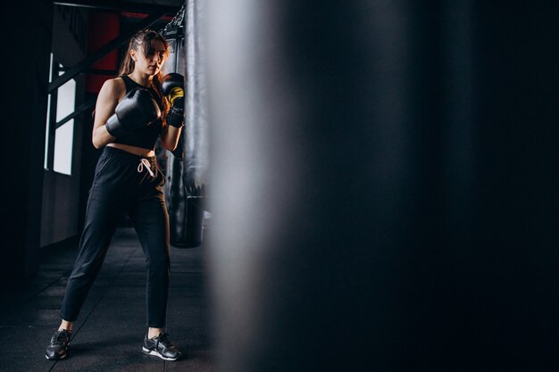 Jonge vrouwenbokser opleiding bij de gymnastiek