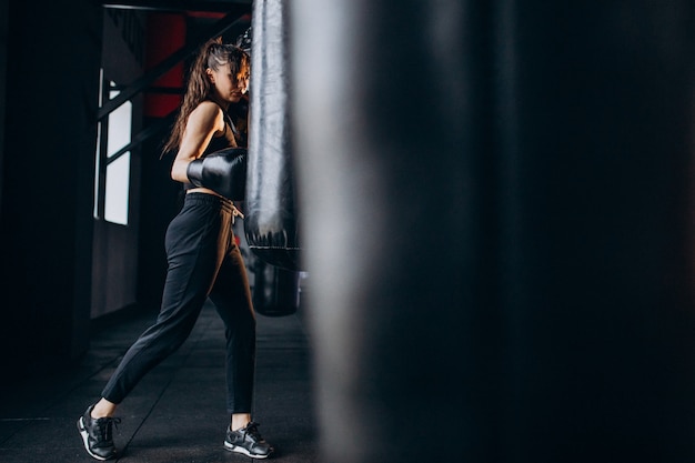 Jonge vrouwenbokser opleiding bij de gymnastiek