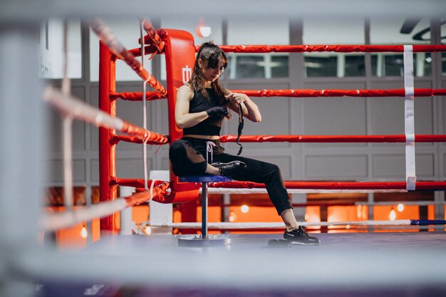 Jonge vrouwenbokser opleiding bij de gymnastiek