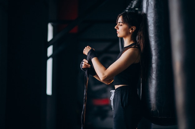 Jonge vrouwenbokser opleiding bij de gymnastiek