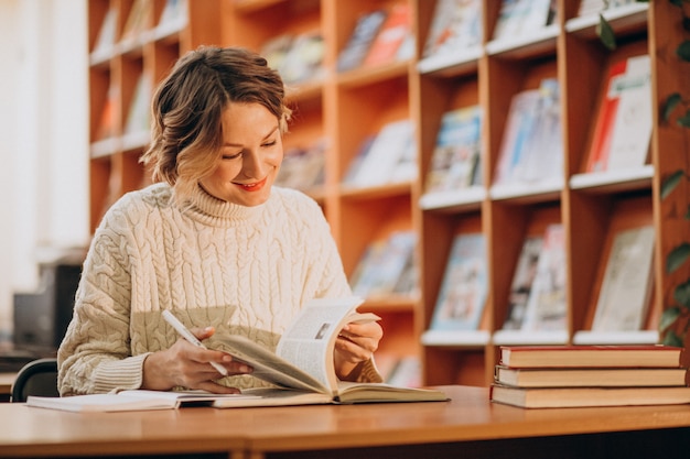 Jonge vrouwenlezing bij de bibliotheek