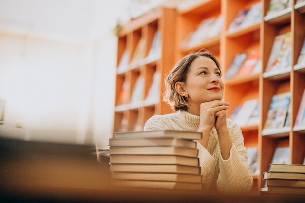 Jonge vrouwenlezing bij de bibliotheek