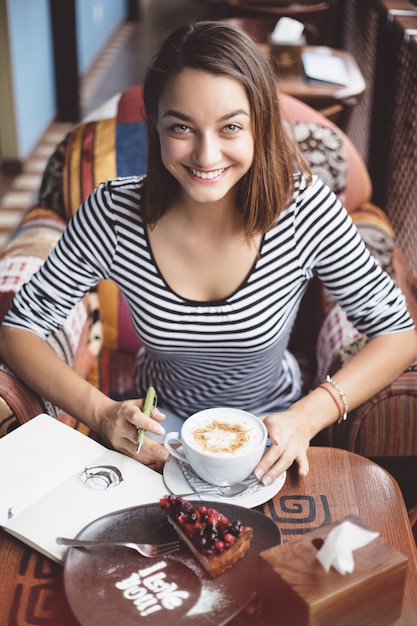 Jonge vrouwenzitting binnen in stedelijke koffie