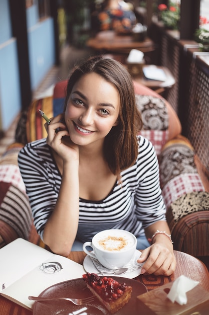 Jonge vrouwenzitting binnen in stedelijke koffie