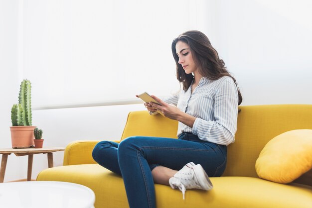 Jonge werknemer rust tijdens het gebruik van haar tablet