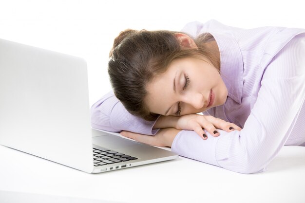 Jonge werknemer slapen tijdens het werk
