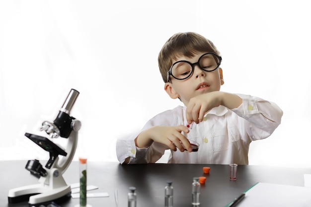Jonge wetenschappers chemici. beroepsbegeleiding voor kinderen. keuze van beroep. dokter, laboratoriumassistent, chemicus.