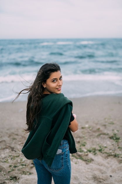 Jonge woma schiet op een smartphone de golven van de zee