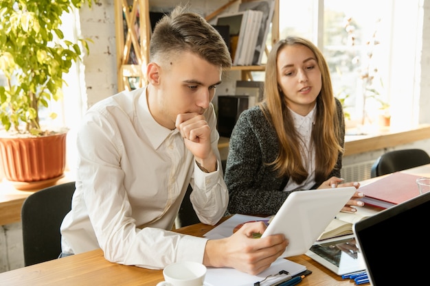 Jonge zakelijke professionals hebben een vergadering, creatief kantoor