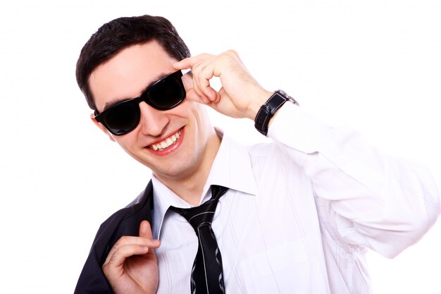 Jonge zakenman in zonnebril