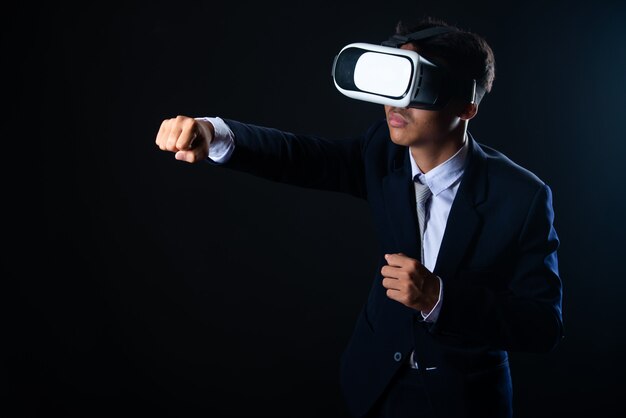 Jonge zakenman met virtual reality-bril