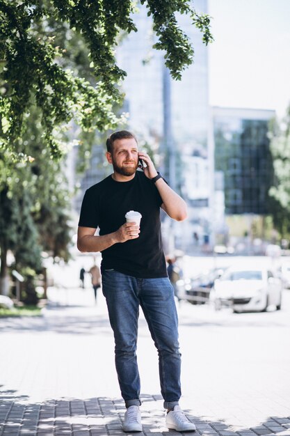 Jonge zakenman praten over de telefoon