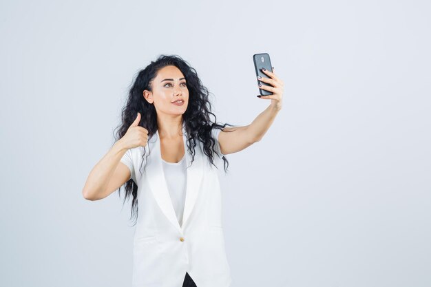 Jonge zakenvrouw die een selfie maakt