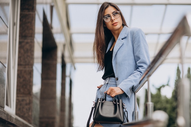 Jonge zakenvrouw gekleed in blauw pak